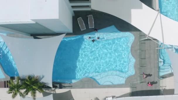 Aéreo Drone Birdseye Vista Sobre Vibrante Azul Lujo Resort Piscina — Vídeos de Stock