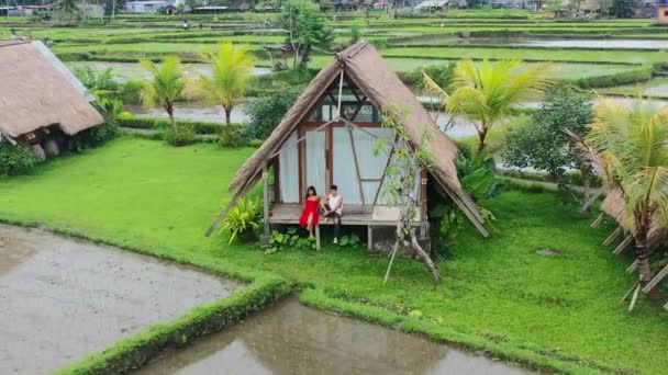 Junges Paar Auf Dem Balkon Einer Reisfeldhütte Ubud Bali Antenne — Stockvideo