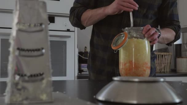 Kaukasische Männchen Bereiten Hausgemachte Kombucha Fermentiertes Getränk Tracking Shot Zeitlupe — Stockvideo