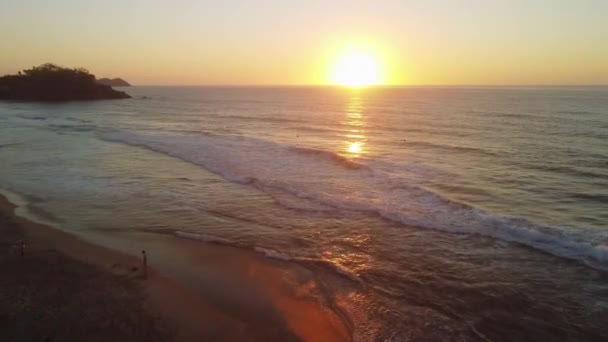 Sörfçüler San Pancho Meksika Günbatımının Son Anlarının Keyfini Çıkarıyorlar — Stok video