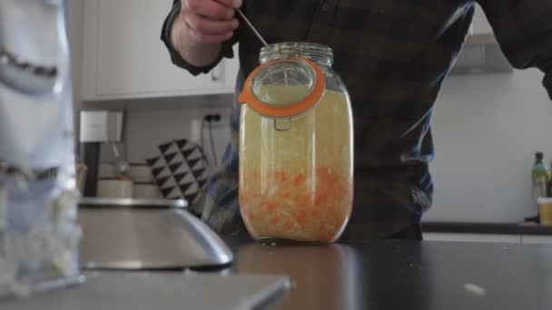 Kombucha Aromatisiertes Fermentiertes Getränk Mann Bereitet Trendgetränk Einer Modernen Küche — Stockvideo