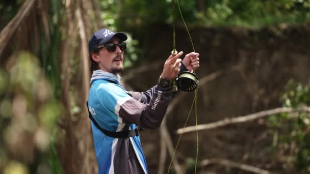 Nelayan Muda Casting Fly Fishing Rod Australian Creek Slow Motion — Stok Video