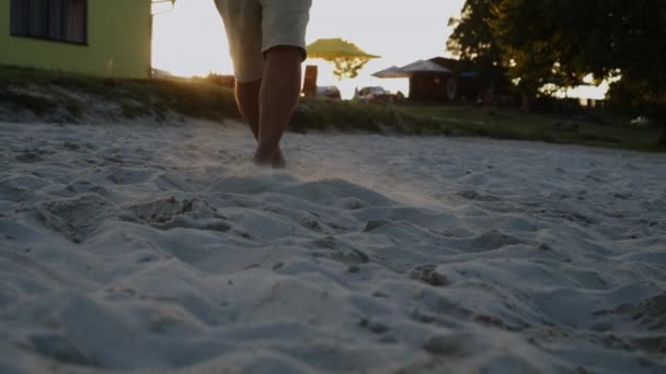 Κοντινό Πλάνο Των Αρσενικών Ποδιών Πόδια Στην Άμμο Αργή Κίνηση — Αρχείο Βίντεο