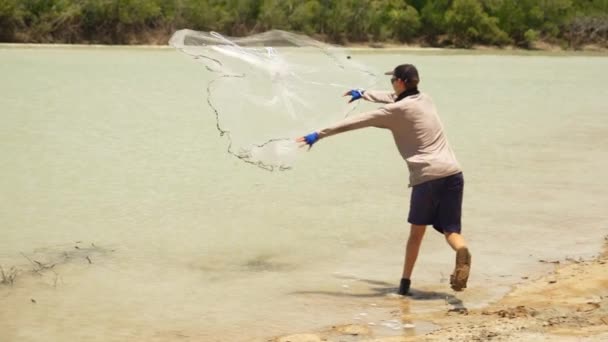 Nelayan Muda Tossing Casting Net Fishing Bait Australian Creek Slow — Stok Video