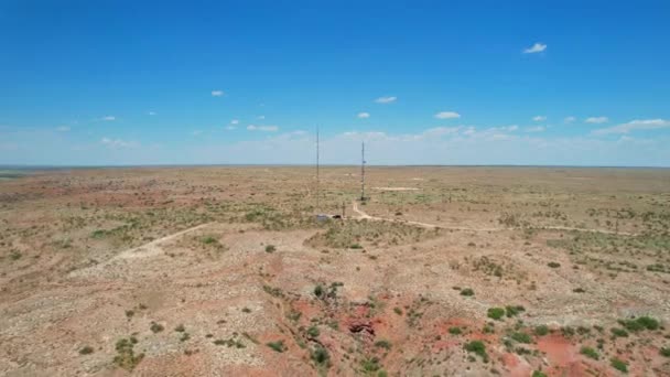 無人機が砂漠の峡谷を飛び — ストック動画