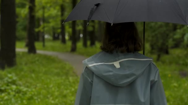 Visão Traseira Mulher Andando Parque Com Guarda Chuva Uma Capa — Vídeo de Stock