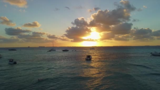 Boote Und Jetski Bei Sonnenuntergang Türkisfarbenen Wasser Der Isla Mujeres — Stockvideo