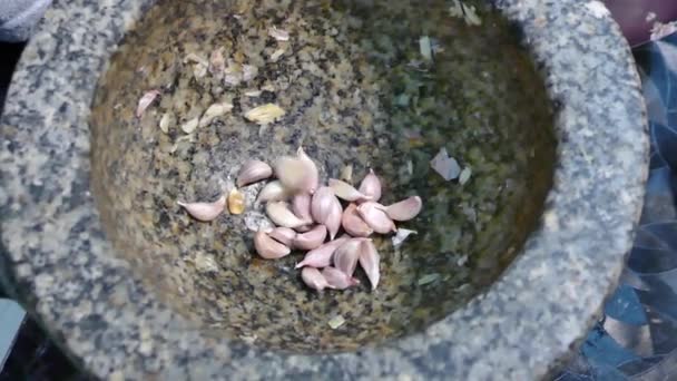 在石料中加入大蒜和红辣椒 慢动作 — 图库视频影像