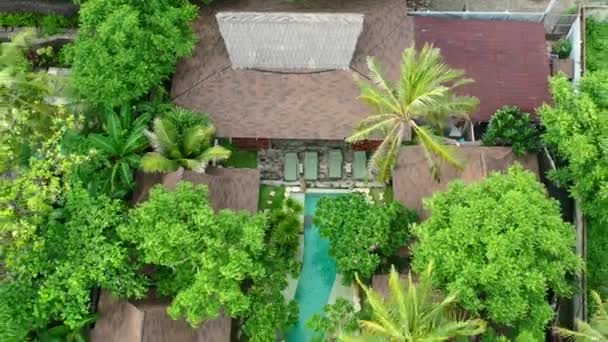 Revelação Aérea Hotel Com Moradias Piscina Ilha Tropical Gili Trawangan — Vídeo de Stock