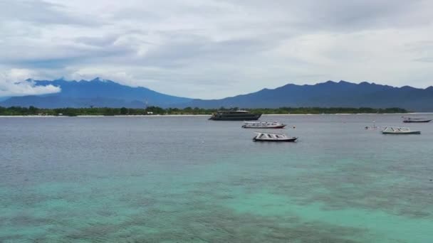 インドネシアの曇りの日に熱帯ギリ諸島に停泊する豪華なメガヨット 航空機 — ストック動画