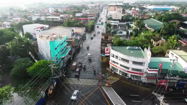 从空中俯瞰雨水泛滥的景象 淹没了高速公路 使得车辆在洪水中缓慢行驶 — 图库视频影像