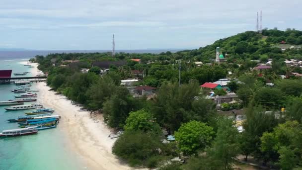 Antenne Van Boten Verankerd Wit Zandstrand Boven Gili Trawangan Island — Stockvideo