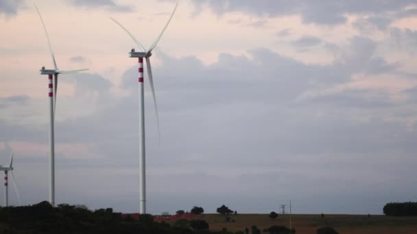 Luchtvaart Achteruit Van Draaiende Windturbines Bewolkte Dag — Stockvideo