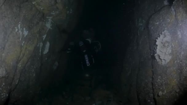Buceador Explorando Sistema Cuevas Submarinas Con Poderosas Luces Profundo Del — Vídeo de stock