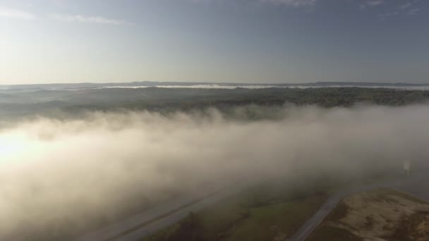Lanzamiento Dron Aéreo Lento Niebla Colgante Sobre Oak Hills Virginia — Vídeos de Stock