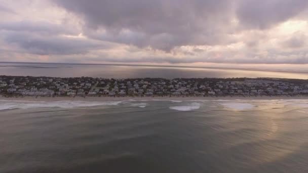 Weit Aufsteigende Drohnenaufnahmen Von Strandhäusern Der Küste Äußeren Ufer Von — Stockvideo