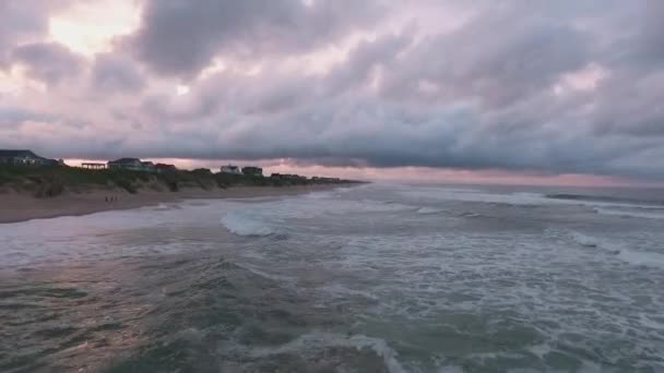 Okyanus Üzerinde Fırtınalı Bulut Örtüsü Ile Uzaktan Kumsal Evleri Ile — Stok video