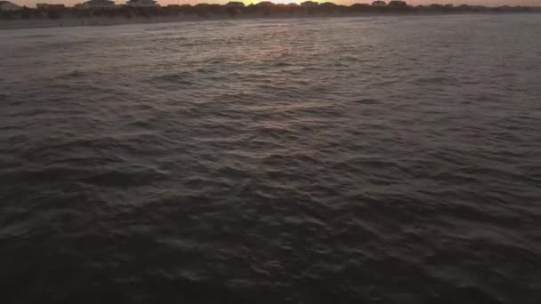 Güneş Batarken Kuzey Carolina Nın Dış Kıyılarındaki Kumsal Evlerinin Insansız — Stok video
