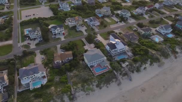 Avslöjande Drönare Skott Solnedgången Bakom Strandhus Vid Kusten Den Yttre — Stockvideo