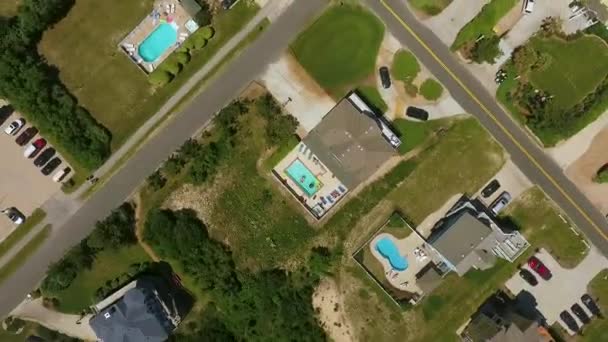 Yüzme Havuzlu Sahil Evlerinin Yükselen Dönen Drone Görüntüleri — Stok video
