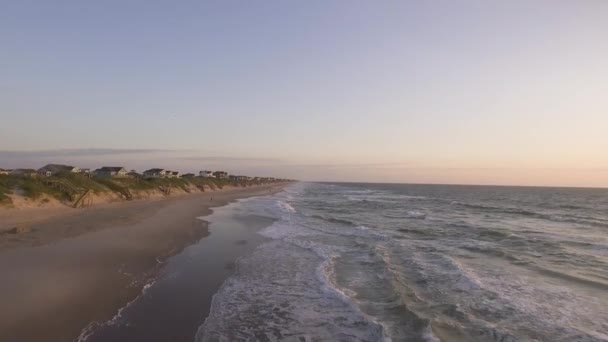 Drohnenbild Vom Strand Mit Wellen Die Abstürzen Und Dann Aufsteigen — Stockvideo