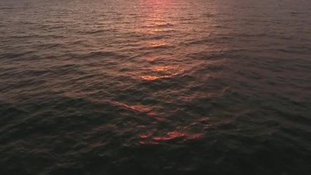 Kameradrohne Die Den Ozean Mit Sonnenuntergang Oder Aufgang Über Dem — Stockvideo