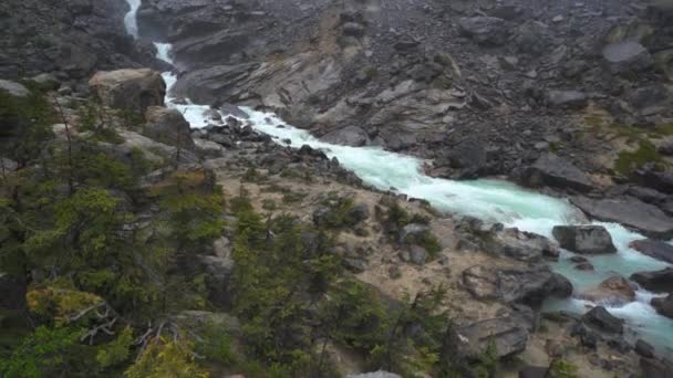 大瀑布从山上流下来 在它继续从岩石上流下的过程中形成了急流 — 图库视频影像