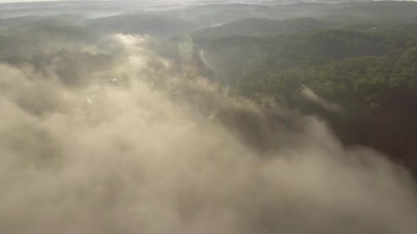 ウェストバージニア州オークヒルズの丘の上にぶら下がっている霧のドローンショットを傾ける — ストック動画