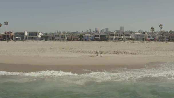 加利福尼亚海岸海滩上美丽的有冲浪者的无人驾驶飞机 未分级 — 图库视频影像