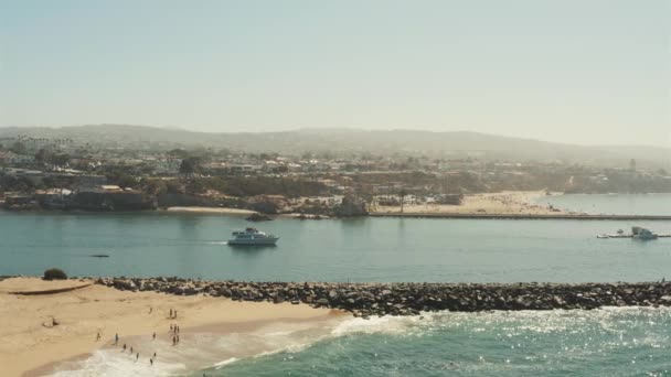 Belo Drone Aéreo Praia Costeira Califórnia Com Barcos Porto Graded — Vídeo de Stock