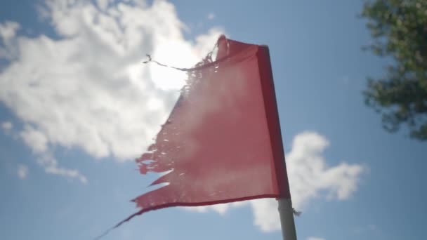 Alte Zerrissene Zerrissene Rote Fahne Die Einem Sonnigen Tag Wind — Stockvideo