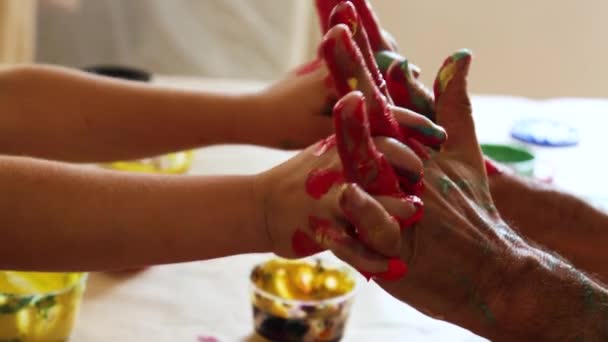 Переплетені Руки Пальці Дитини Дорослого Червоною Фарбою Язку Концепції Співпраці — стокове відео