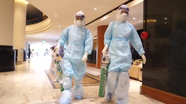 Asiática Enfermeira Desgaste Ppe Transportar Tanque Oxigênio Dentro Edifício Quarentena — Vídeo de Stock