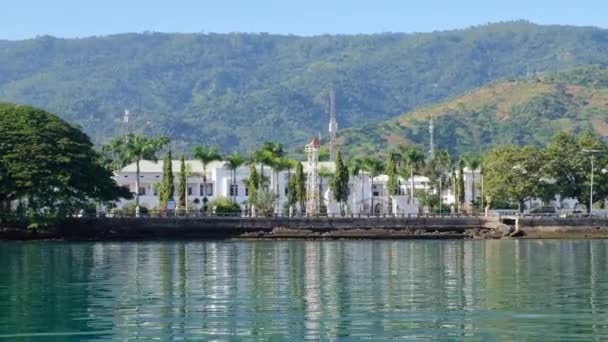 Вид Набережную Проходящую Мимо Тиморского Дворца Правительства Парламента Вдоль Океана — стоковое видео