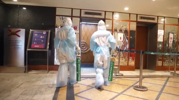 Asiática Enfermeira Desgaste Ppe Transportar Tanque Oxigênio Dentro Edifício Quarentena — Vídeo de Stock