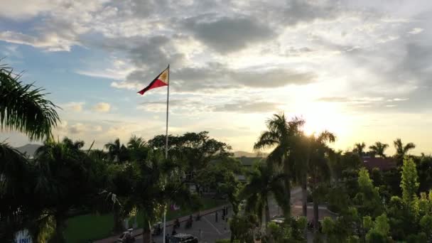 Une Vue Sereine Coucher Soleil Tandis Que Drapeau Philippin Danse — Video