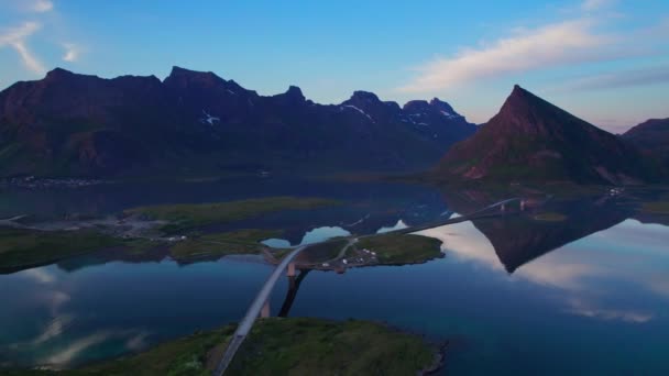 Luchtfoto Van Fredvang Brigde Tijdens Middernachtzon Met Schilderachtig Uitzicht Berg — Stockvideo