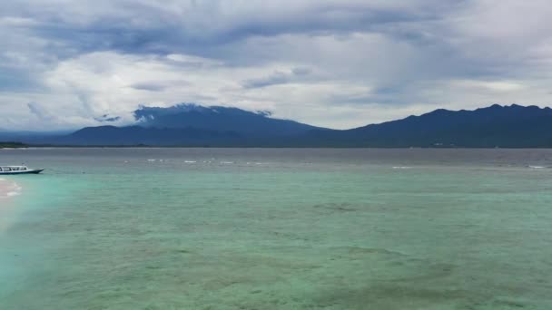 インドネシアのGili Trawanganの熱帯水の周りの嵐の曇りの日 — ストック動画