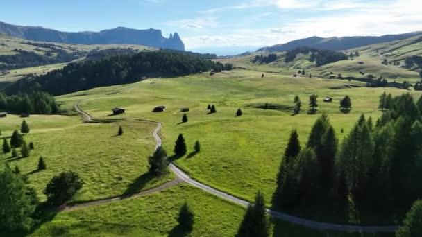 Dolomity Hory Krásného Jitra Mlhou Dřevěnými Chalupami Mlhavých Kopcích Jižního — Stock video