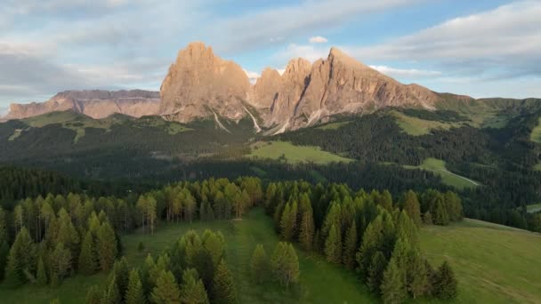 Tolle Aussicht Auf Den Gipfel Der Dolomiten Mit Einem Wanderweg — Stockvideo