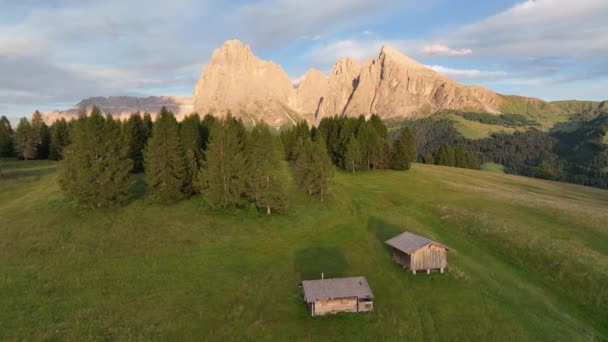 Dolomity Piękny Poranek Mgłą Drewnianymi Domkami Mglistych Wzgórzach Południowego Tyrolu — Wideo stockowe