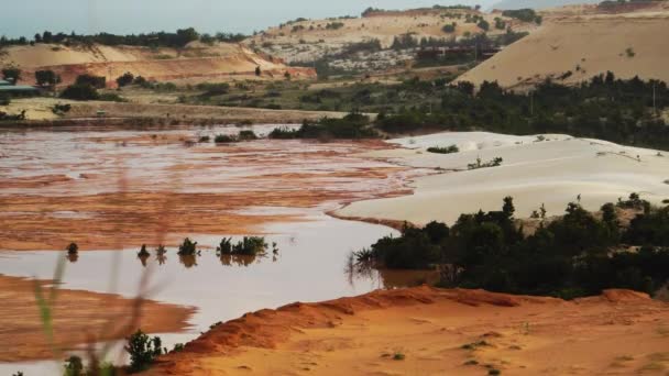 Alto Ângulo Atirado Sobre Duna Areia Regada Tentando Controlar Ambiente — Vídeo de Stock