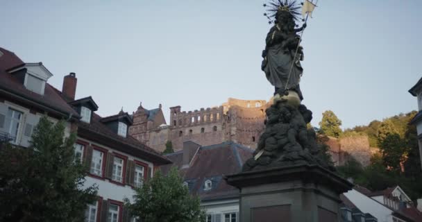 Κάστρο Της Χαϊδελβέργης Άγαλμα Στο Μπροστινό Μέρος Και Λίγο Cameramovement — Αρχείο Βίντεο