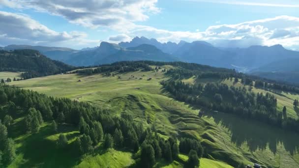 Dolomitler Dağlara Giden Bir Yürüyüş Yolu Ile Zirvesi Harika Görünüyor — Stok video