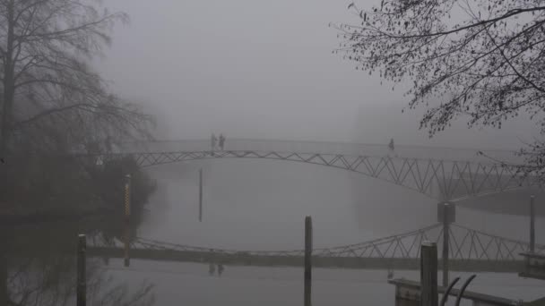 在薄雾中架起一座桥 勾勒出人们步行的轮廓 — 图库视频影像