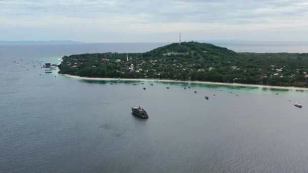 Εναέρια Του Νησιού Gili Trawangan Στο Συννεφιασμένο Ηλιοβασίλεμα Μεγάλο Πολυτελές — Αρχείο Βίντεο