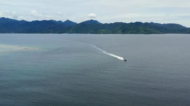 インドネシアのロンボク島から旅する単フェリースピードボートの空中 — ストック動画