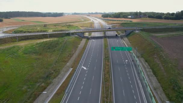 Latanie Nad Pustą Autostradą Województwie Pomorskim Polsce Puste Pasy Ruchu — Wideo stockowe
