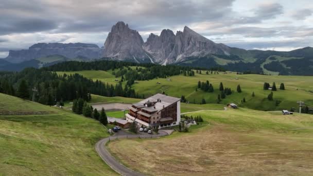 Vue Imprenable Sur Sommet Des Dolomites Avec Sentier Randonnée Menant — Video