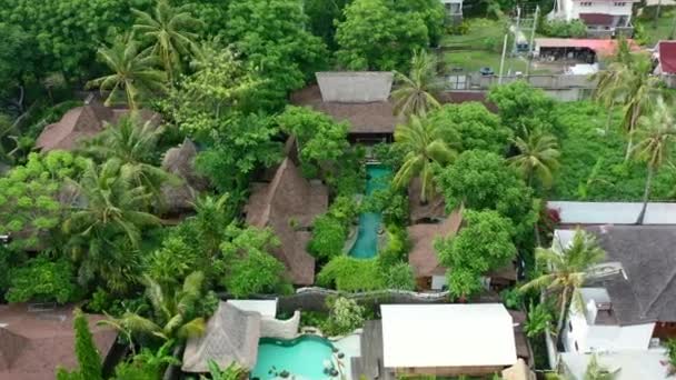 Panorámica Aérea Villas Con Piscina Tropical Isla Gili Trawangan — Vídeos de Stock